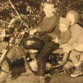 Naapurin lapsia Viljo Haukipään moottoripyörällä