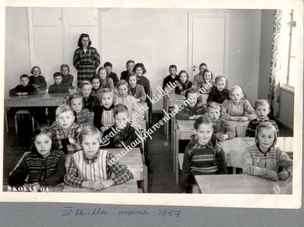 Kolmas- ja neljäsluokkalaisia vuonna 1957