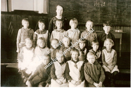 Opettaja Asta Niittymäki oppilaidensa kanssa 1938 - 1939