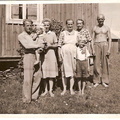 Jaakko ja Reino Valkaman perheet, keskellä Alina Valkama