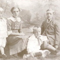 Jenny ja Väinö Suni nuorempien sisarustensa kanssa