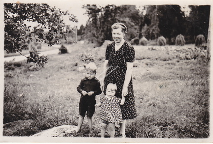 Toivo, Pirkko-Liisa ja Laina Vuori 1942