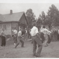 Lentopalloa työväentalon kentällä 1950