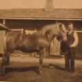 Frans Mustasilta hevosineen talon pihassa