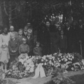 Saattoväkeä Frans Mustasillan haudalla 1949