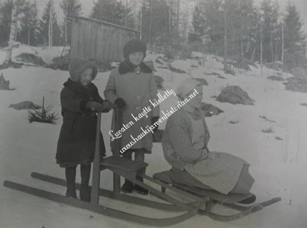 Lempi ja Terttu Mäkinen sekä Lea Pettersson (keskellä) 30-luvulla