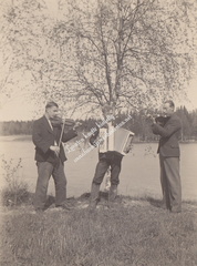 Soittajat, oikealla Viljo Kukkola