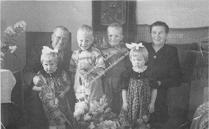 Juho ja Ida Virkki sekä lastenlapsia