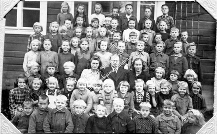 Koko koulu kuvassa lukuvuonna 1947 - 1948