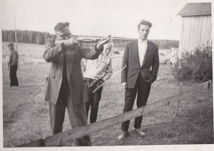 Oskari Virtanen ampuu kesäjuhlilla 1959